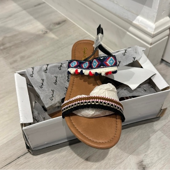 Qupid NWT Bohemian Flat embroidered Sandals size 7. - Picture 2 of 5